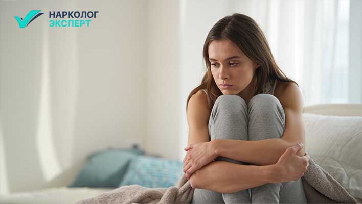 Подавленность и тревожность Девушка в депрессии сидит на кровати