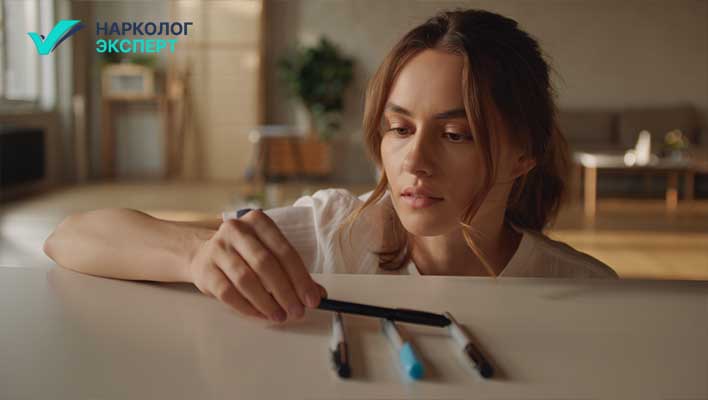 Поправление не ровно лежащих предметов Девушка поправляет ручки на столе