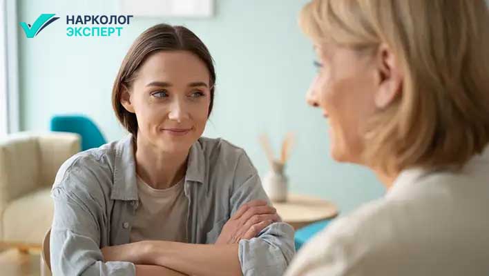 Индивидуальная консультация Девушка беседует с врачом